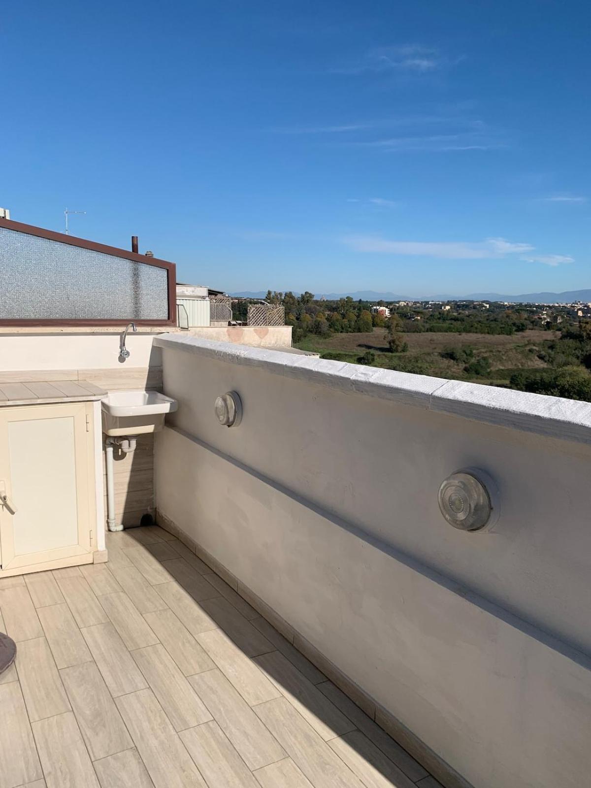 Vivi In Un Attico Tipico Romano Con Vista Su Roma Extérieur photo
