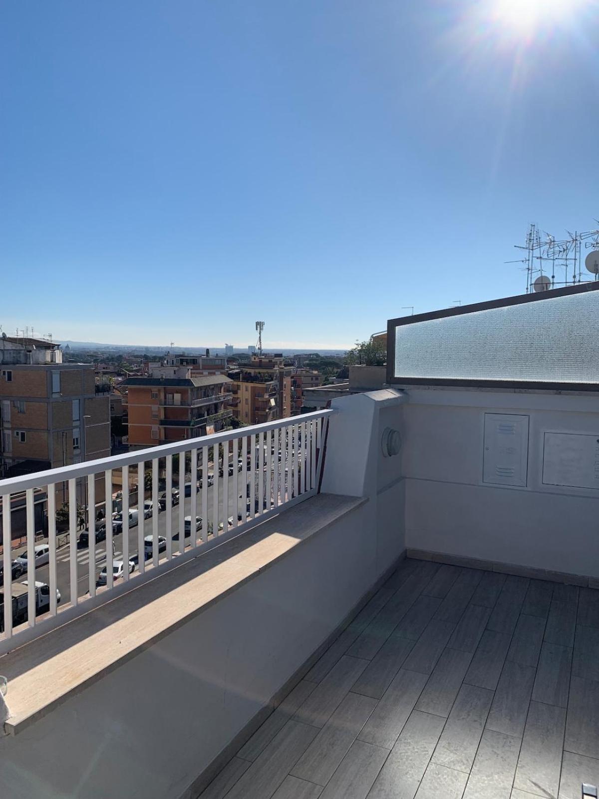 Vivi In Un Attico Tipico Romano Con Vista Su Roma Extérieur photo